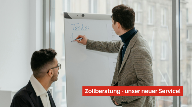 zwei Männer vor einem Whitebord. Zollberatung